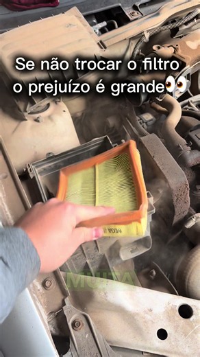 Esse Corsa chegou aqui na Auto Sandense rodando muito em estrada de chão — e o filtro de ar tava assim. 😳 Filtro sujo não é só questão de manutenção atrasada. O que acontece é o seguinte: o motor precisa de uma proporção certa de ar e combustível. Com o filtro entupido, o ar diminui mas o combustível continua entrando do mesmo jeito — mistura rica, motor sufocado. Resultado? Perde potência e aumenta o consumo. Mas tem um efeito ainda mais silencioso: as partículas que o filtro não consegue mais