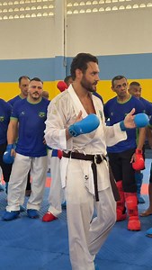 🇧🇷 Zanshin NÃO é só depois da técnica 🥋⚠️ ❌ Muita gente acha que Zanshin é apenas o que vem depois de finalizar o golpe. ✅ Errado. 🧠 Zanshin é antes, durante e após a técnica. • Antes: leitura, intenção e decisão • Durante: atenção para ajustar, trocar, frear ou cancelar • Depois: prontidão total para a próxima ação 🥋 No karatê — e na vida — quem mantém Zanshin não reage atrasado. Ele antecipa, adapta e segue no controle. 🔥 Esse foi um dos treinos da seleção master na preparação para o Sul