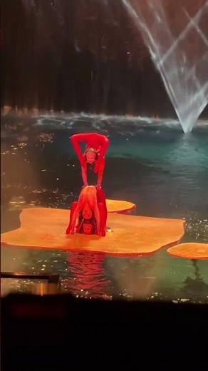 Very flexible girls - O Circus du soleil Las Vegas