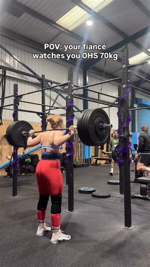 oofDynasty by BVIRAL on Instagram: "Woman Lifting 70kg Overhead as Fiancé Watches at the Gym 🎥 @chloedickinsonfitness"