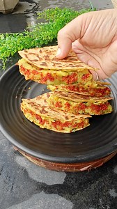 Vada pav wrap (Ingredients in the description box)Garlic chutney 2 tbsp peanuts 1 tbsp til 2 tbsp coconut powder 8-10 garlic cloves 3 -4 tbsp kashmiri mirch Salt to taste Aloo masala 2 tbsp oil 1/2 tsp mustard 1/2 tsp jeera 1/4 tsp hing 6-7 curry leaves 1 tbsp ginger garlic chilli paste 1/2 tsp haldi 1 tsp coriander powder Salt to taste 3 big boiled and mashed potatoes 1/4 cup coriander leaves 1 tsp aamchur 3-4 RotisGreen chutney Butter for roasting #foodie #foodie #healthyfood #snacks #food #su