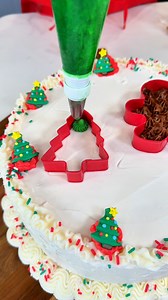 Cookie cutters transform cake This original video was produced by Network media LLC Productions and Juliette Electrique | Creative Crafting