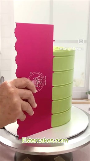 Tutorial on how to use Pinwheel cake comb from Estercakes.com #esterscomb #reelviral #reelitfeelit #tutorial #baker #bakinglove #reelsviralシ #reelsviralfb #cakesoffacebook #californiabakery #californiabaker #cakeart ##caketutorial | Sweet Escape