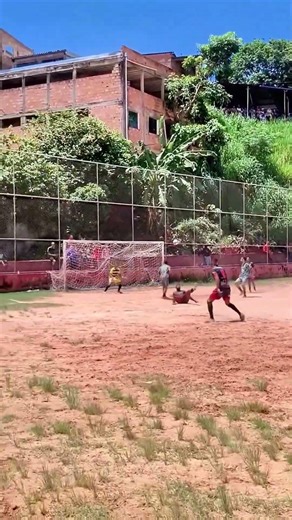 goleiro rouba a cena do jogo #futebol #shorts