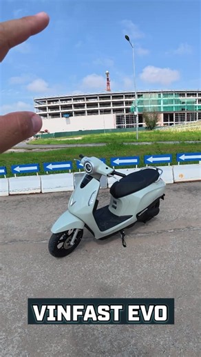 The second VinFast scooter we're previewing is the Evo, a retro-styled electric two-wheeler. #topgearph #VinFast #scooters #VinFastEScooterPH #ChargeTheJourney
