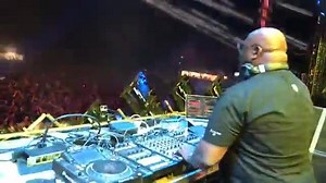 Carl Cox fa impazzire il pubblico del Decibel Open Air a suon di bombe! #KingCox 👑💣 | Party Addicted