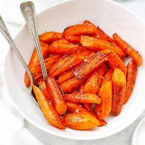 Maple Glazed Roasted Carrots – This is the BEST roasted carrots recipe! Sweet-glazed carrots with gorgeous caramelized edges make the perfect side dish. (Gluten-Free, Paleo & Vegan-Friendly) GET THE FULL RECIPE MORE IDEAS HERE: https://www.onelovelylife.com/glazed-roasted-carrots/ | One Lovely Life