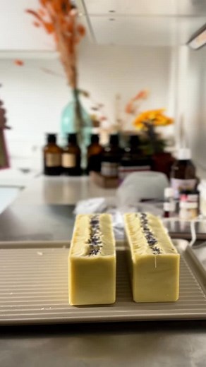 Le savon doux à la lavande est très hydratant car naturellement riche en glycérine, donc un nettoyage apaisant. La méthode de saponification à froid préserve les propriétés naturelles des ingrédients, garantissant ainsi un produit de haute qualité. En plus, les propriétés des huiles végétales sont entièrement préservées (car je ne les chauffe pas) et c’est écologique ! A l’huile de sesame, ce savon offre une douceur exceptionnelle pour tous les types de peau, même la peau plus sensible. | Stilla