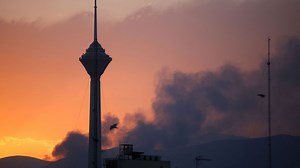 Guerre au Proche-Orient : la télévision d’État iranienne reprend ses programmes en direct après les frappes israéliennes - RTBF Actus