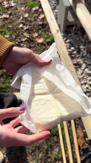Adding Fondant and Pollen for Beekeeping in Winter