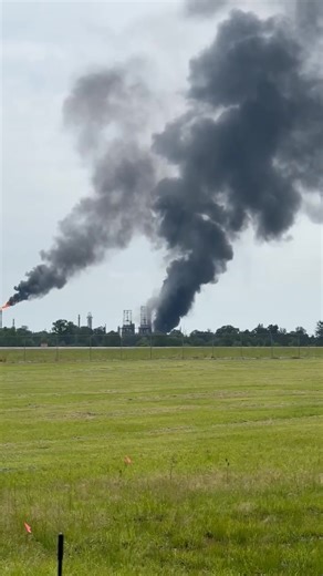 Initial reports indicate no serious injuries in this explosion at Hunt Oil in the western part of Tuscaloosa… Video from Rodney Booth | James Spann