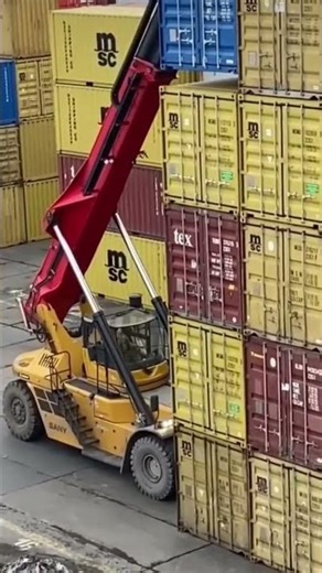 Reach stacker operation #shorts #shortsfeed #automobile #youtubeshorts #ytshorts #skills #forklift