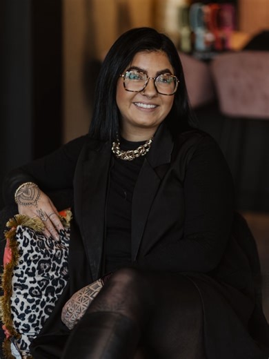 Krullenkapper, Shearon Ruby | ✨ Meet the Team! ✨ “Mijn naam is Shearon, 25 jaar oud, eigenaresse van de salon” 🎨 Wat doe jij het liefst in je vrije tijd? “In mijn vrije... | Instagram