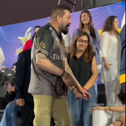 Sanjay dutt's breath stinks and Shilpa isn't even hiding it. Poor girl clearly tried her best to not talk while looking at him. Such a big turn off man 😭🙏