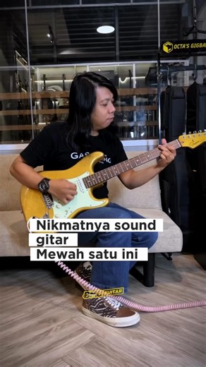 BMD Guitar on Instagram: "@fenaguitars.id 1st Anniversary limited edition nih bray cakep bgt Gitar ini asli speknya gila cuy Semua part premium dimasukin dan ini gitar based on 60s strat y. Cek speknya aja dibawah ya bray gasin deh mumpung ada.. Ready Stock!! Fena ST Anniversary #01 Limited Edition Gold Sparkle Rp 5.000.000 Spec: - Gold sparkle Glossy Finish - body alder grade A - neck Hard Maple - 60s Alnico by Fena Handwound - Screwless Locking Tunning Machine - Modern 2point pivot tremolo - 1