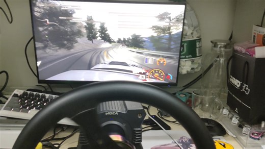 又说漂移只用脚，怎么我一松手车就失控了