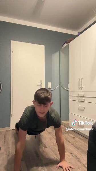 Real oder real: Oberkörper frei im Freibad