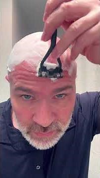 The Leaf Razor: A Close-Up Shave Experience