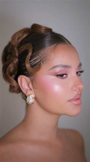 ✨ La luz natural pega diferente… y este maquillaje lo confirma. Más glow, más suavidad y una belleza que se ve aún más bonita. 💕 📽️: makeupbyllke #revistapub #nails #nailsdesign #nailart #uñas #profesionalesenuñasybelleza #maquillaje #tutomakeup | Profesionales En Uñas & Belleza