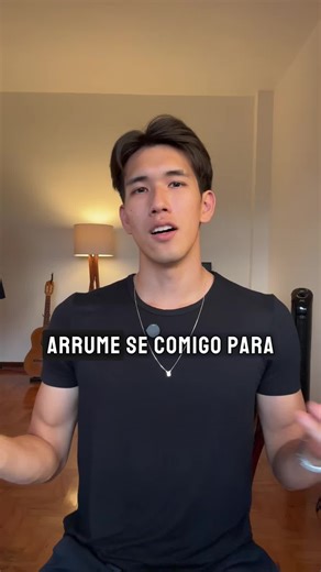 Vem se arrumar comigo para a faculdade! 🎒🔥 Um look equilibrado entre conforto e estilo, com a camisa da KM Basics, calça da Hering e o novo short de corrida de poliamida que lança sexta! E ainda tem spoiler do escapulário que chega semana que vem. Assiste até o fim! 👀✨ #moda #fyp #dicas #grwm