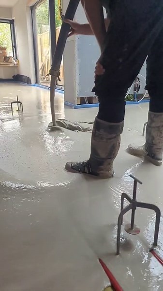 Satisfying Liquid Screed Pour Over Underfloor Heating – Step-by-Step Guide