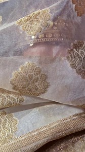 BeKhudi Luxury Chiffon Collection By Asim Jofa | Shop Now | Ready To Deliver AJBK-04 | 3-PC | Rs. 15,250/- Journey through the corridors of vintage Indian heritage with our "Banarsi Saree" from Asim Jofa's " Be-Khudi Luxury Chiffon Collection”. This ensemble features a maroon blouse adorned with intricate embroidery, including zari, thread, and sequins, creating a luxurious and opulent neckline. The muted ivory skirt and pallu are intricately woven with antique and Indian gold zari, transporting