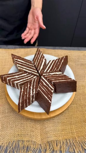 Нона Тухикян on Instagram: "Торт «Нутелла»🍫 ——— ✨Крем: 2 яйца 3 ст.л. муки 700 г сметаны 220 г сахара 1 ч.л. ванилина 300 г сливочного масла (комнатной температуры) ✨Готовим крем: Для крема соединяем 2 яйца, 220г сахара, хорошо перемешать добавить три столовые ложки муки. Перемешиваем до однородности, добавляем 700г сметаны и ставим на средний огонь, постоянно перемешивая до загустения. (смотрите на видео) накрываем пищевой плёнкой,ждём полоного остывания. 300г сливочного масла хорошо сбиваем п