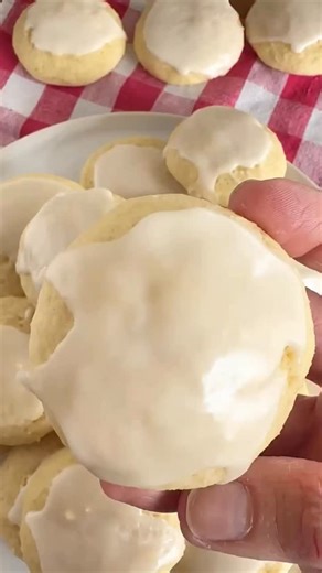 NEW! Italian Ricotta Cookies! 🇮🇹❤️ This classic Italian cookie is made with ricotta cheese and vanilla for the most amazing treat ever 😍 Comment “cookie” for recipe! #italianfood #italiancookies #ricottacookies | This Delicious House