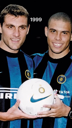 ESSE ATAQUE ERA BIZARRO! ⚫🔵 Imagina enfrentar a Inter de Milão naquela época e ter que defender contra esses dois craques... 🇮🇹🤝🇧🇷 #inter #intermilan #ronaldo #sportsnews #tiktokesportes Christian Vieri pela Inter: 🏟️ 190 jogos ⚽ 123 gols Ronaldo pela Inter: 🏟️ 99 jogos ⚽ 59 gols 📹: Inter / Instagram
