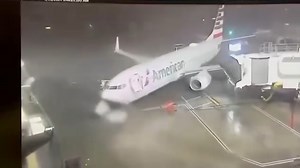 Prudký vítr odfoukl v úterý večer na mezinárodním letišti v americkém Dallasu letadlo zaparkované u nástupní brány. Incident, který zachytila bezpečnostní kamera, postihl Boeing 737 společnosti American Airlines. 👉 https://www.novinky.cz/clanek/zahranicni-amerika-vichr-v-dallasu-odval-letadlo-od-nastupniho-rukavu-40473946 | Novinky.cz