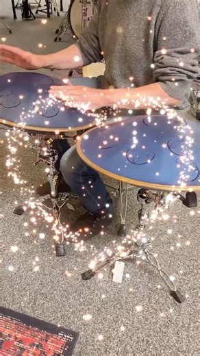 🎶 Unexpected SOUNDS at drum-tec! Recently, we had a special visit at our showroom: a tongue drum player looking for the perfect stands for his instruments and live performances. Since tongues drums aren’t usually part of our daily drum world, this was a unique and inspiring experience for our sales team – and a reminder of how diverse the world of percussion can be. It’s always exciting to meet passionate musicians, discover new sounds, and help them find the gear they need to shine on stage. ✨