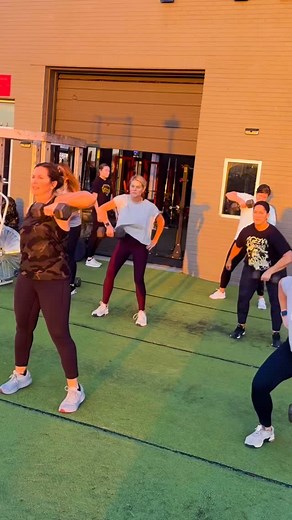 Feels amazing to get the 6am women’s session outside with the sunrise in November. #motivation #morningworkout #sunrise #motivation #strongwomen #womenwholift #outdoorgym # | Pride Fitness