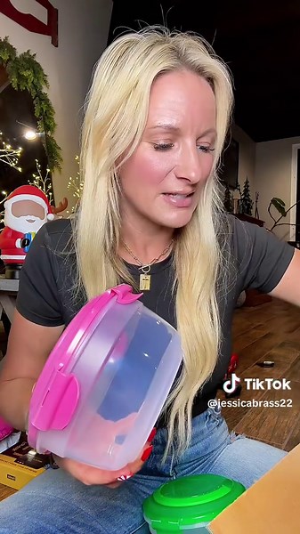 These lock and lock bowls from QVC, make Christmas baking and gifting so much easier for matching bowls and bags. #locknlock #christmascookies #christmasbaking #superbranddaybfcm #openyoursuperstory #tiktokshopblackfriday #tiktokshopholidayhaul