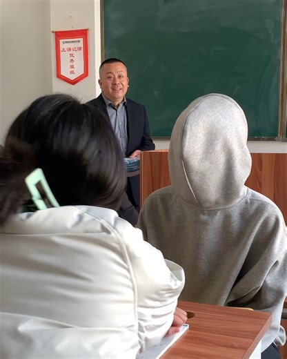 A legendary school prank unfolds! 🎒😂 | Yellow Bee