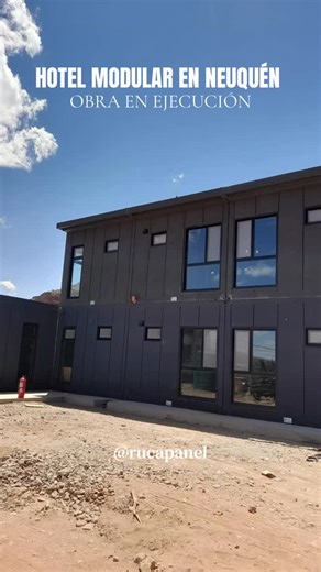 Hotel modular en Neuquén 🏨 Tal como les prometimos, les traemos parte del proceso. Así se construye un hotel con sistema modular industrializado. 🏗️ Fabricamos cada módulo en planta, con procesos controlados que aseguran calidad, precisión y tiempos reales de obra. El sistema incluye: • Estructura metálica galvanizada • Paneles autoportantes con aislación térmica y acústica • Instalaciones resueltas desde fábrica • Montaje rápido y eficiente en destino 💡Una solución pensada para proyectos hot