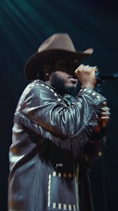 B-Side live with y’all last night 🙏🏿 🎥: @milesmurphy | Leon Bridges