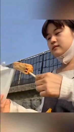 Bird Steals Girl’s Snack in Seconds!