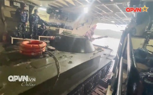 越南猴子举行的登陆演习，PT76B轻坦和BTR60PB装甲车登陆，米-8TP直升机作掩护