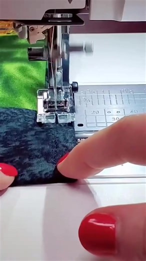 What is the little black button on your general purpose presser foot for? 🤔 Get it here: https://quiltingcrafthub.com/collections/sewing-seam-guide/products/domestic-sewing-machine-zig-zag-foot #sewing #sewingtips #beginnersewing #howtosew #quilting #beginnerquilting | Quilt Patterns PDF