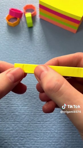 Replying to @xnot.izzyx0 Easy sticky note paper ring #TikTokdanÖyrən #origami #tutorial #paperrings #ring #stickynotes @Origami