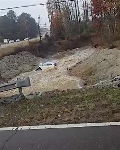 A deputy goes into rushing flood waters to save two teenage girls. The girls were on their way to school when their vehicle crashed. | FOX19