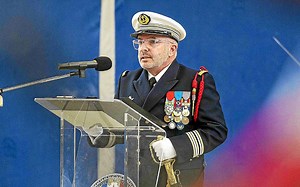 « Ma priorité, c’est l’humain » : à Lanester, le capitaine de frégate Pascal Dareths prend le commandement de la base Fusco | Le Télégramme