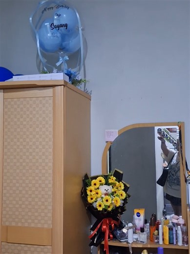 Kronologi : Saya dan suami LDM sejak januari 2025 , saya di bandung dan suami di tasik. Dengan adanya tanggungan kami, saya belum bisa resign dari tempat kerja saya. Saya mencari pekerjaan di tasik namun ternyata tidak mudah juga. Saya meminta suami mencarikan juga seperti enggan. Saya selalu dilarang ke tasik dgn alasan lebih baik dia yg nyamperin saya. Pada pertengahan tahun sikap suami saya makin berubah. Perubahan sikap yang membuat hubungan kami makin menjauh. Saya sampai mencari konselor u