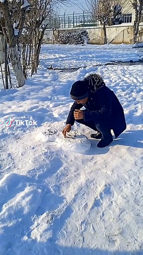 How to Build a Classic Snowman in Winter