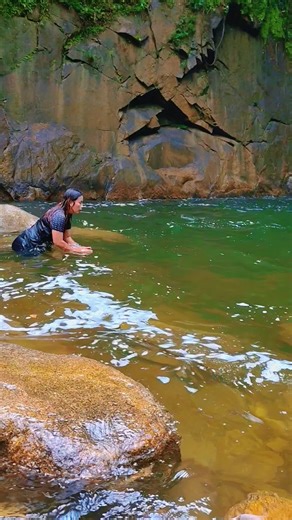 escapade UK kedalaman 11.9M please don't try this if u don't know how to swim and dive 🤏 #fyppppppppppppppppppppppp #waterfall #chef_coachfiza #gogofiza #dayhikeaddict