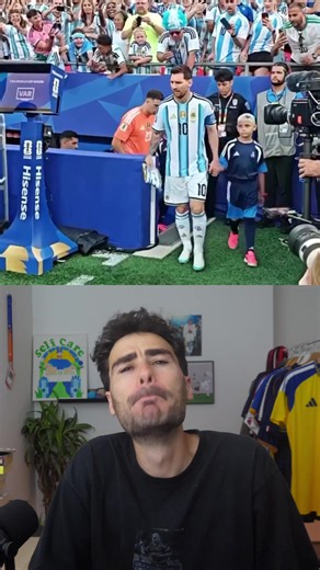 Pourquoi les équipes de la CDM ont l’interdiction d’avoir un sponsor sur leur maillot pendant la compétition ? Ouais alors qu’à l’entrainement par exemple, les équipe ont le droit d’afficher leur sponsor, c’est pas le cas en match, je t’explique. Si tu suis les vidéos quotidiennes de ta selection pendant ce mondial, tu as surement remarqué que si, à l’entrainement, les joueurs portent des maillots avec des sponsors, pour la France c’est notamment UberEat et Volswagen, et bah en match, aucun spon
