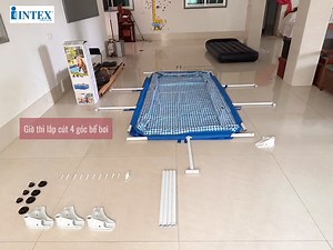 ☘️HƯỚNG DẪN Lắp Đặt Hồ bơi INTEX 28271 thật dễ dàng ✓ Thương hiệu: INTEX chất lượng Châu Âu ✓ Bể bơi lắp dựng: Dài 2m6, Rộng 1m6, Cao 65cm. ✓ Diện tích mặt bằng lắp đặt: 3m x 2m ✓ Thể tích ~ 2,3 khối nước ✓ Thành bể bơi được làm bằng vật liệu 3 lớp ép siêu bền với ngàn lớp sợi polyeste đan ở giữa giúp hồ bơi chịu nhiệt tốt và có độ co giãn ổn định - công nghệ độc quyền của INTEX đạt tiêu chuẩn chất lượng Châu Âu với vân caro nhám nổi giảm trơn trượt đảm bảo an toàn ✓ ĐẶC BIỆT: Bể bơi INTEX được 