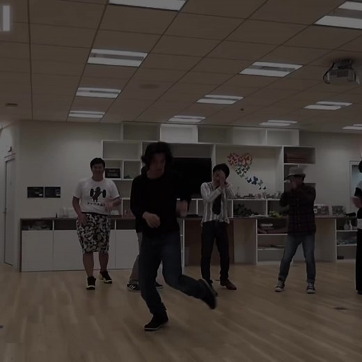 フィッシャーズのブレイクダンスパフォーマンス