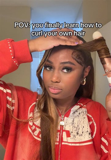 thanks to my stylist for teaching me alil 1 2 😭🤏🏾 #wigtok #curl #wiginfluencer