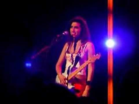 Amy Winehouse - Addicted (Live)